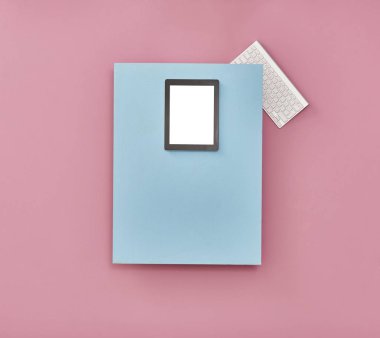 renkli arka planda Tablet PC ve klavye, üst görünüm