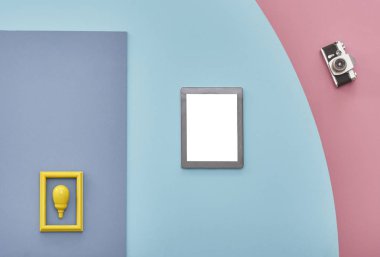 Ampul ve Tablet PC ile pembe ve mavi arka plan