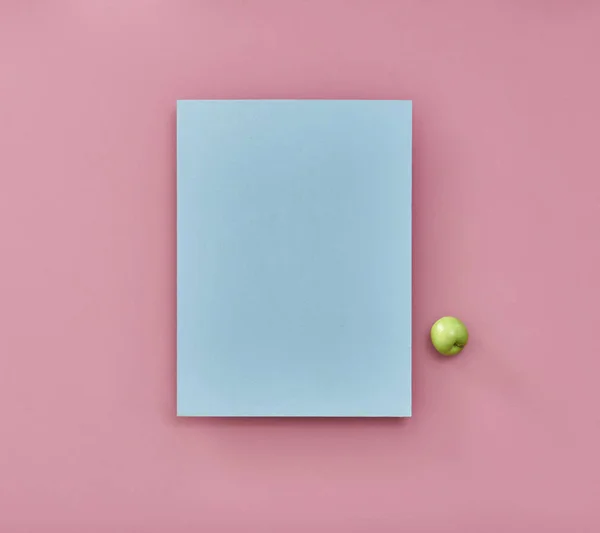 Розовый Синий Фон Фрукты — стоковое фото