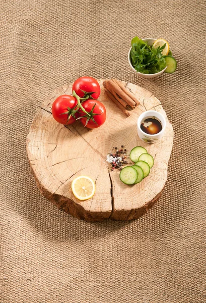 Plato Madera Con Verduras Fondo Cerca — Foto de Stock