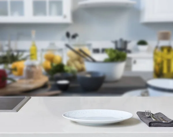 Новая Концепция Современной Кухни Кухонные Принадлежности Новой Мебелью Размытый Внешний — стоковое фото