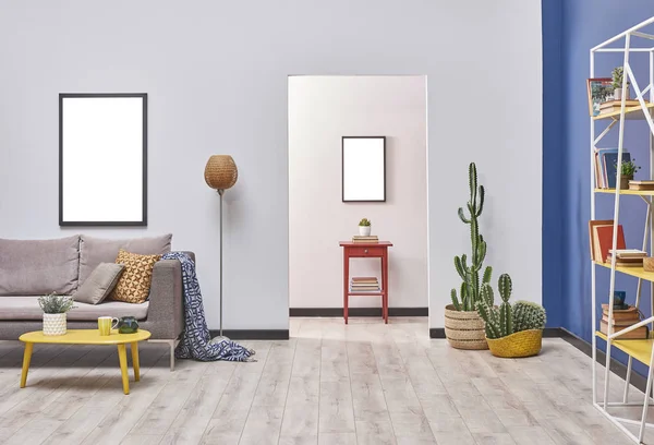 Weiß Blaues Wohnzimmer Mit Grauer Sofadecke Und Botanischer Pflanzenvase Gelbes — Stockfoto