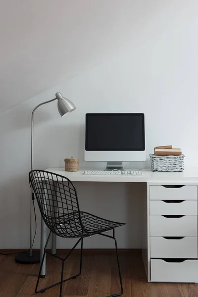 Modern oda ve dekoratif oturma odası tarzında bilgisayar ekranı. 