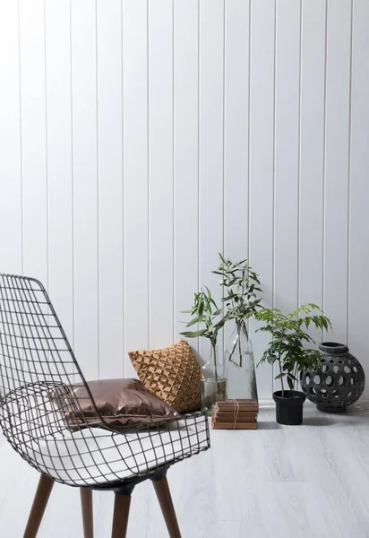 Weiße Wand Stillleben Möbel Stuhl Lampe Und Vase Der Pflanze — Stockfoto