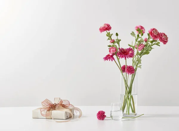 Цветы Вазе Белыми Обоями — стоковое фото
