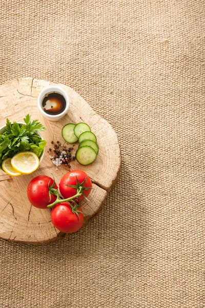 Holzteller Mit Gemüse Auf Hintergrund Nahaufnahme — Stockfoto