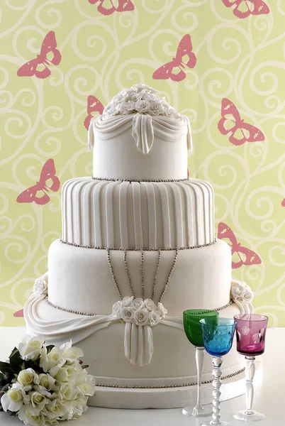 Bruidstaart Met Gekleurde Glazen Achter Behang — Stockfoto