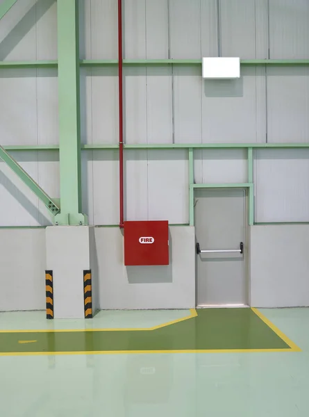 Červené Dveře Poklopu Nebo Vraty Nové Továrně Stavbu — Stock fotografie