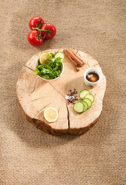 Holzteller Mit Gemüse Auf Hintergrund Nahaufnahme — Stockfoto