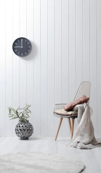 Stuhl Und Uhr Dekor Der Wand Zimmer — Stockfoto