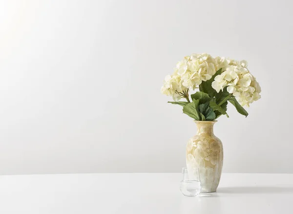 Λουλούδια Βάζο Πίσω Από Λευκό Ταπετσαρία — Φωτογραφία Αρχείου
