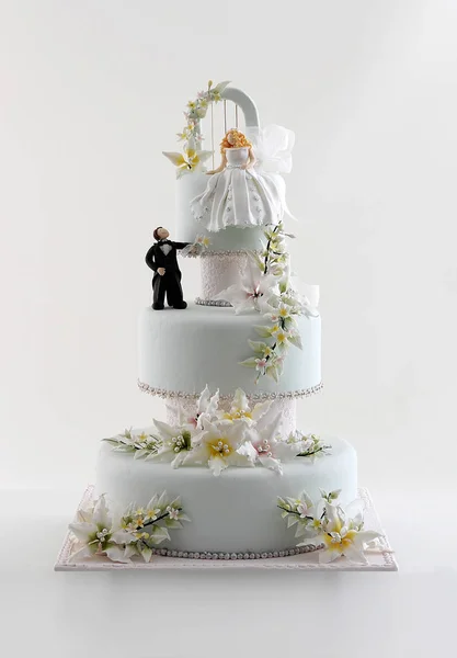 在背景上的美丽婚礼蛋糕 — 图库照片