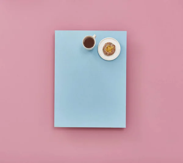 Кофе Десерт Списке Синий Розовый Фон — стоковое фото