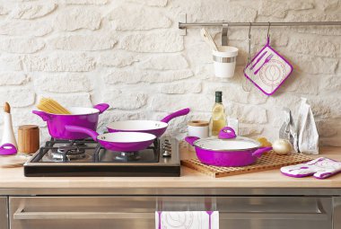 Modern mutfak aksesuarları ile arka plan beyaz masa, iç tasarım