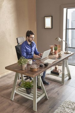 Kahverengi ve gri ofis odası, adam telefon tableti, şömine iç dekorasyonu....