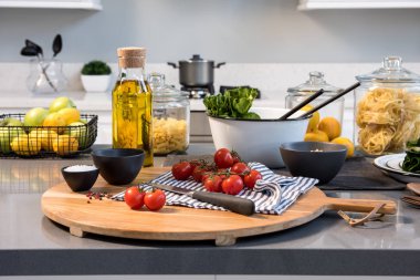 Modern mutfak aksesuarları ile arka plan beyaz masa, iç tasarım