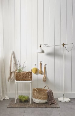 beyaz duvar ve modern tarzda banyo dolabı