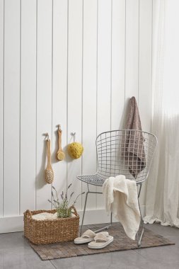 beyaz duvar ve modern tarzda banyo dolabı