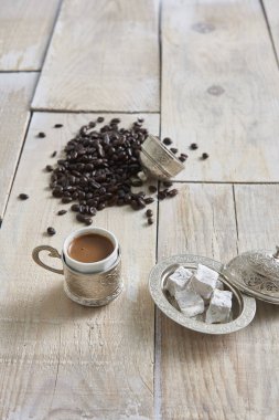 arka planda gıda ile ahşap masa ve kahve fincan