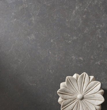 taş çiçek figürü ile siyah taş doku