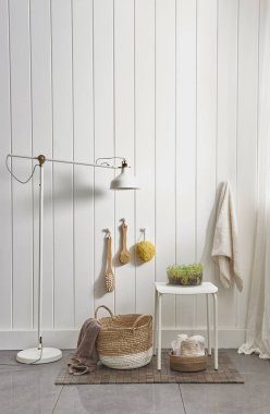 beyaz duvar ve modern tarzda banyo dolabı