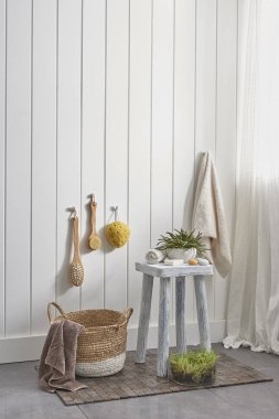 beyaz duvar ve modern tarzda banyo dolabı