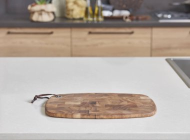 Modern mutfak yeni kavramı, arka planda yeni mobilya ve bulanık görünüm ile mutfak aksesuarları 