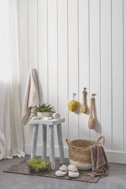 beyaz duvar ve modern tarzda banyo dolabı