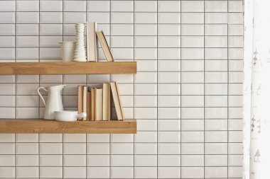 beyaz mermer tezgah, pirinç donanım modern mutfak 