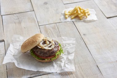 ahşap zemin üzerinde taze sebze ile yapılan hamburger