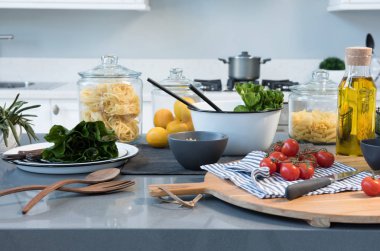 Modern mutfak aksesuarları ile arka plan beyaz masa, iç tasarım