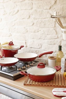 Modern mutfak aksesuarları ile arka plan beyaz masa, iç tasarım