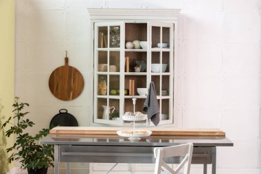 Modern mutfak yeni kavramı, arka planda yeni mobilya ve bulanık görünüm ile mutfak aksesuarları 