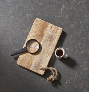 kahve ile siyah arka plan kesme tahtası