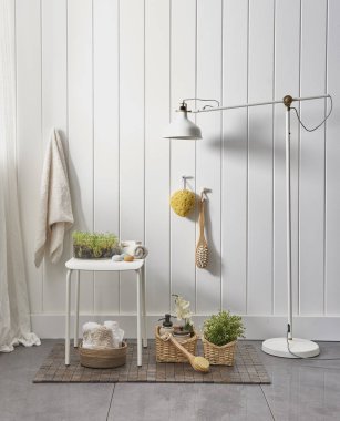 beyaz duvar ve modern tarzda banyo dolabı