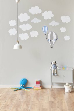 Çocuk odası iç, gri duvar arka plan, oyuncaklar ve lamba. 