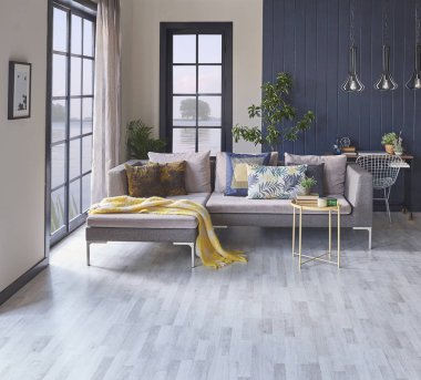 Modern oturma odası ve kanepeli gri duvar. 