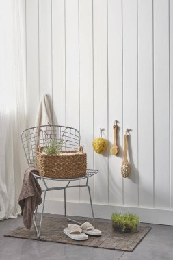 beyaz duvar ve modern tarzda banyo dolabı