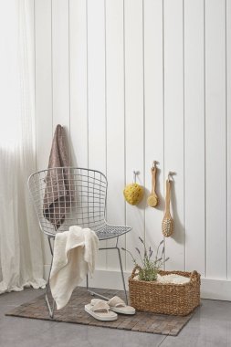 beyaz duvar ve modern tarzda banyo dolabı