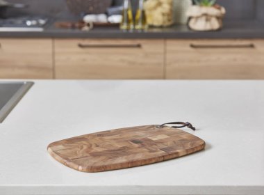 Modern mutfak yeni kavramı, arka planda yeni mobilya ve bulanık görünüm ile mutfak aksesuarları 