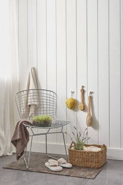 beyaz duvar ve modern tarzda banyo dolabı