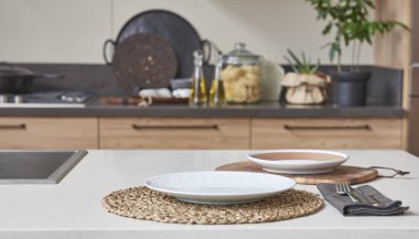 Modern mutfak yeni kavramı, arka planda yeni mobilya ve bulanık görünüm ile mutfak aksesuarları 