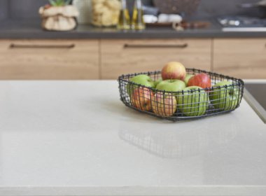 güzel modern mutfakta taze meyve