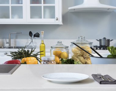 mutfak ve arka plan üzerinde salata yemek, yakın çekim