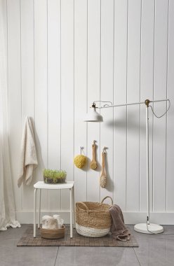 beyaz duvar ve modern tarzda banyo dolabı