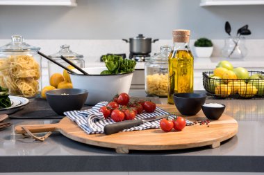 Modern mutfak aksesuarları ile arka plan beyaz masa, iç tasarım