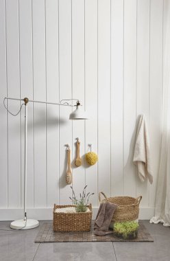 beyaz duvar ve modern tarzda banyo dolabı