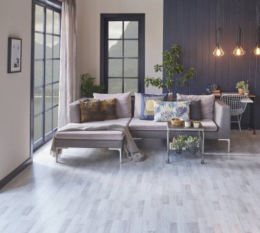 Modern oturma odası ve kanepeli gri duvar. 