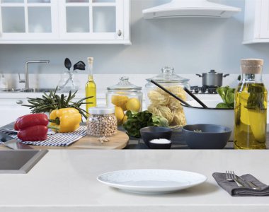 mutfak ve arka plan üzerinde salata yemek, yakın çekim