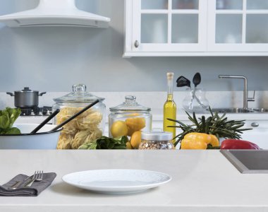 mutfak ve arka plan üzerinde salata yemek, yakın çekim
